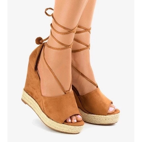 Beiget housut lavalla ja beigenväriset naisten housut 2