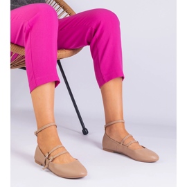 Beige -balleriinit, jotka on valmistettu ekologisesta holkasta soljilla 1