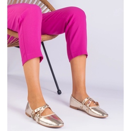 Eko -holkasta valmistettu kultaiset balleriinit, jotka on koristeltu soljella kultainen 1