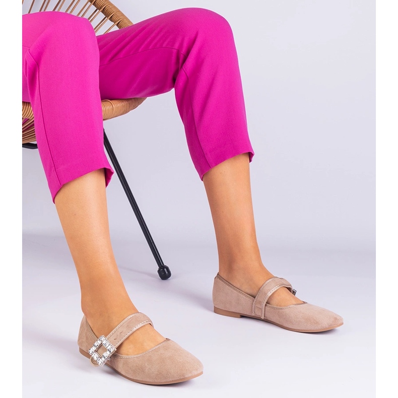 Beige balleriinit, jotka on koristeltu solki kiteillä 1