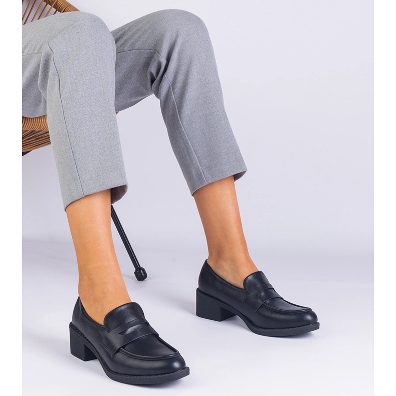 Musta ekologinen holkapumput matalalla pylväällä 1