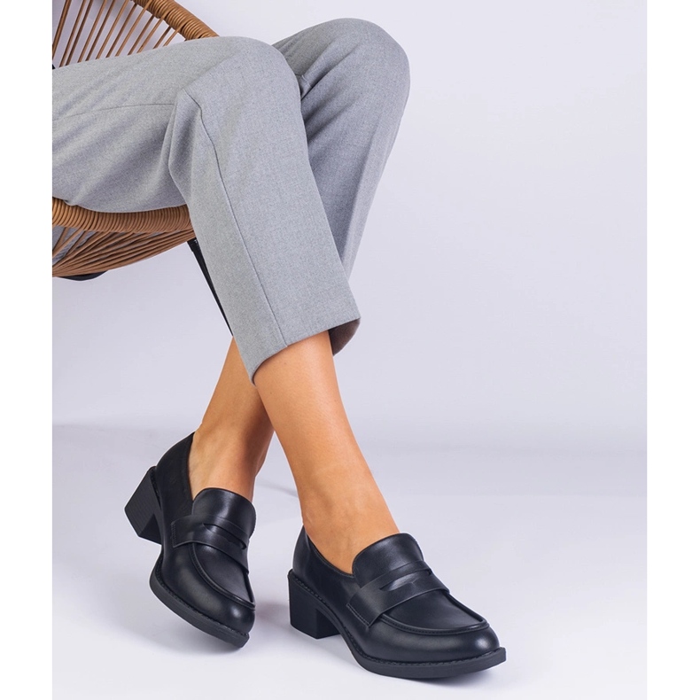 Musta ekologinen holkapumput matalalla pylväällä 2