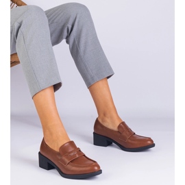 Ruskea ekologinen holkapumput matalalla pylväällä 1