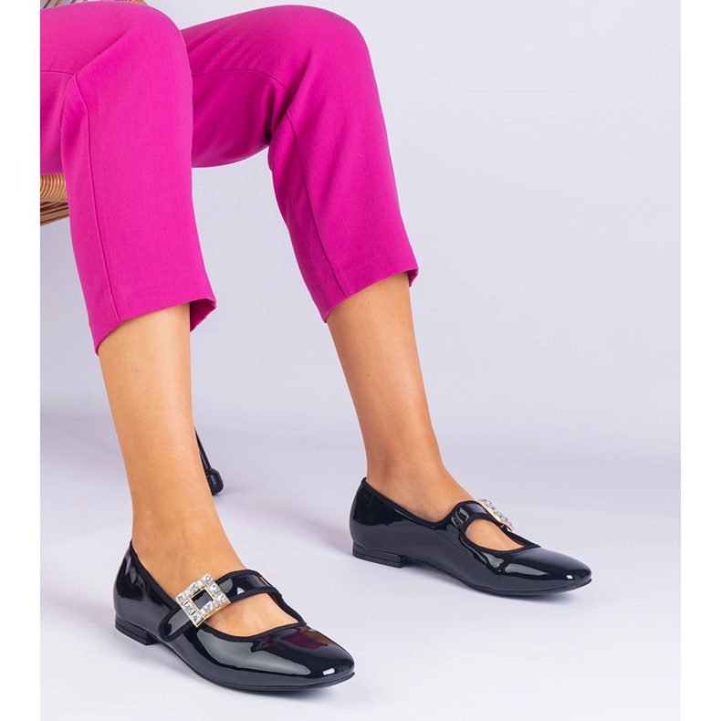 Musta lakattu balleriinit, jotka on koristeltu solki 1