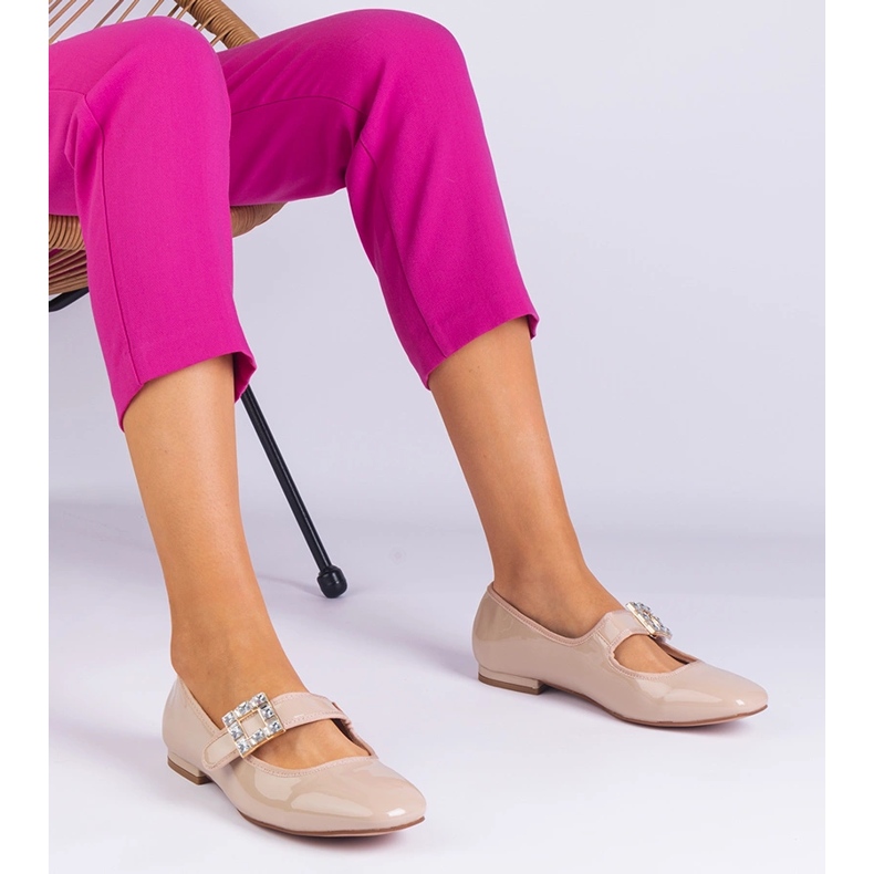 Beige lakattu balleriinit, jotka on koristeltu puristimella 1