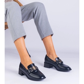 Mustat pumput matalalla pylväällä metallisella sisustuksella 1