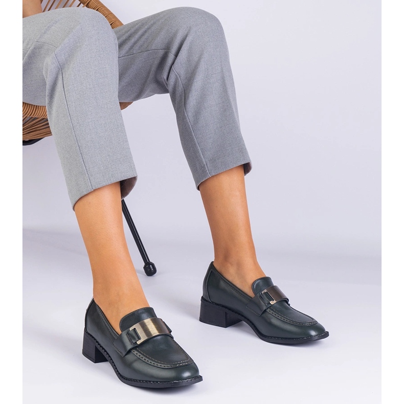 Vihreät kengät matalalla pylväällä, jolla on metallinen sisustus 1