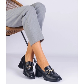 Mustat pumput postissa metallisella sisustuksella 1