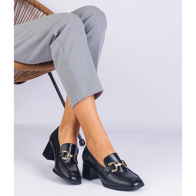 Mustat pumput postissa metallisella sisustuksella 1