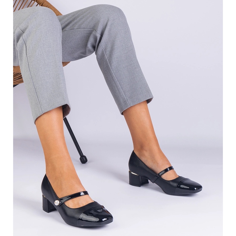 Mustat pumput pylväässä lakatulla varpalla 1