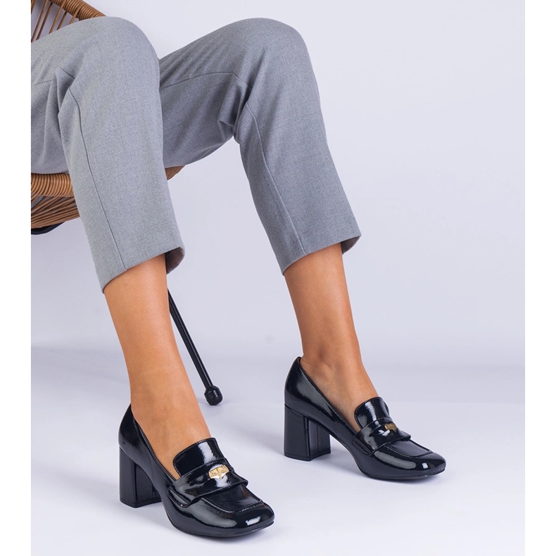 Mustat lakatut pumput tolpan päällä 1