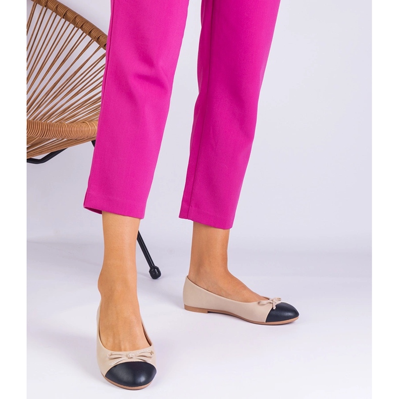 Beige balleriinit keulalla ja mustalla nenällä 1