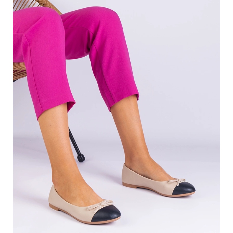 Beige balleriinit keulalla ja mustalla nenällä 2