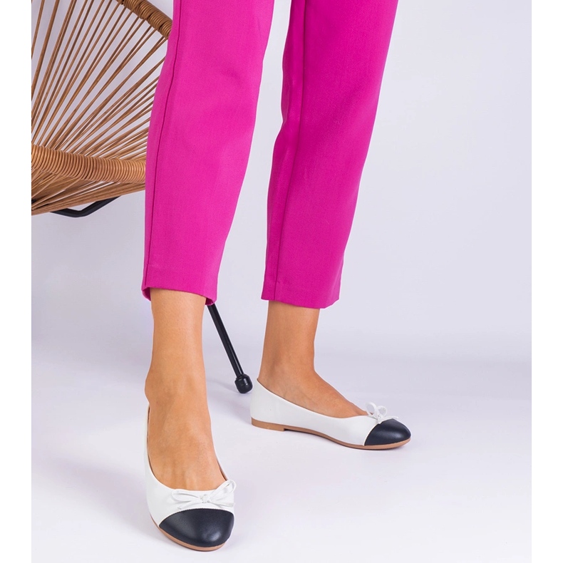 Valkoiset balleriinit keulalla ja mustalla nenällä valkoinen 1