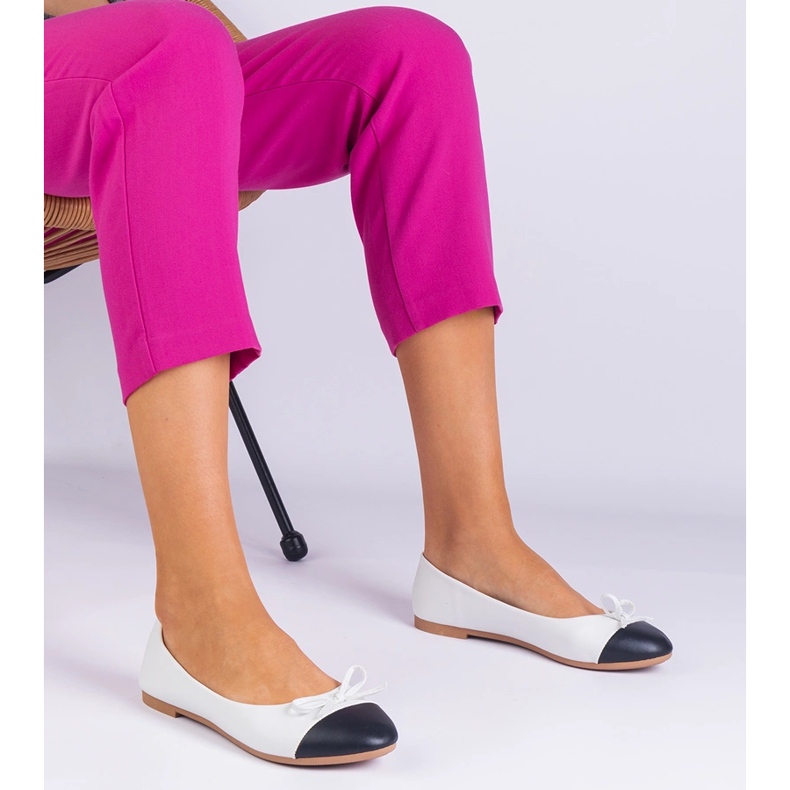 Valkoiset balleriinit keulalla ja mustalla nenällä valkoinen 2