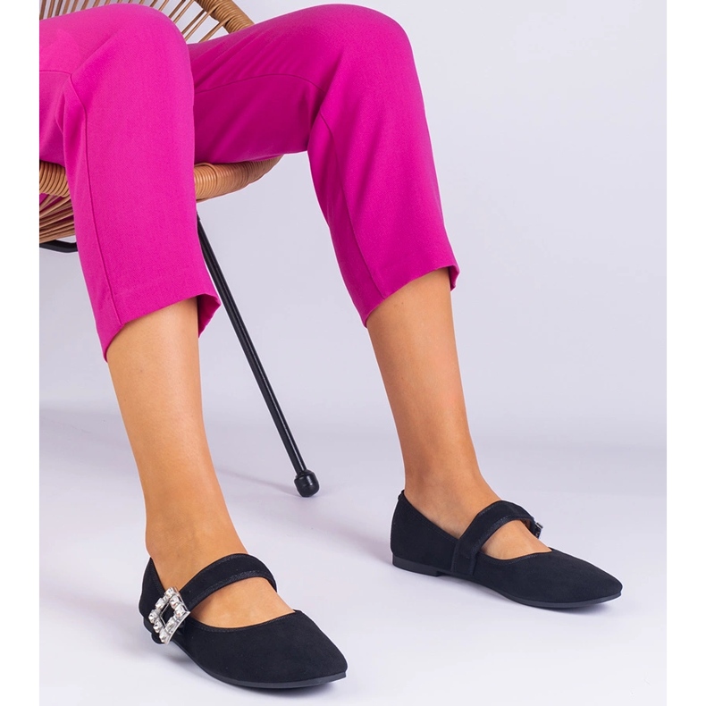 Mustat balleriinit, jotka on koristeltu solki kiteillä 1