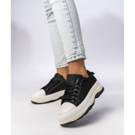 Naisten lenkkarit laiturilla musta 2