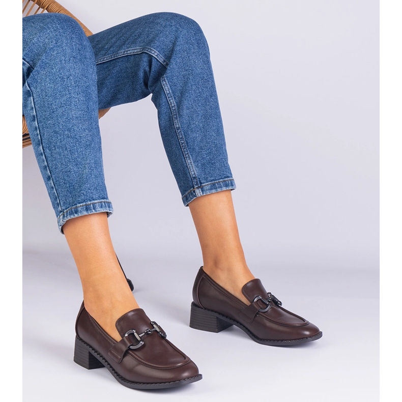 Ruskeat pumput postissa metallisella sisustuksella 1