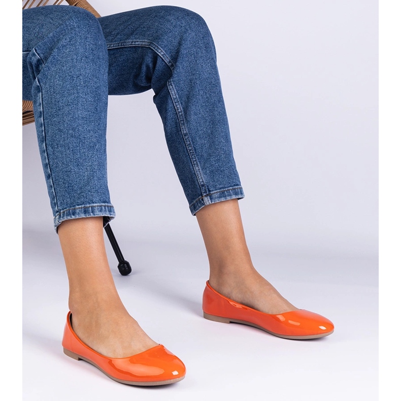Oranssi lakattu balleriinit 1