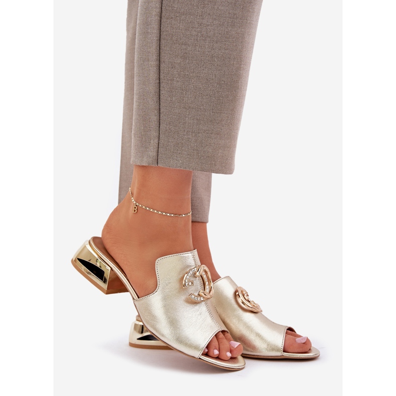 Tyylikkät nahkaiset naisten matalat säiliöt Laura Messi 2874 Zlotys kultainen 1