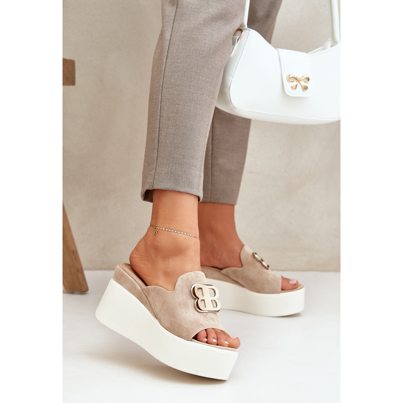 Tohvelit laiturilla ja kiilat beige -koristeella 2