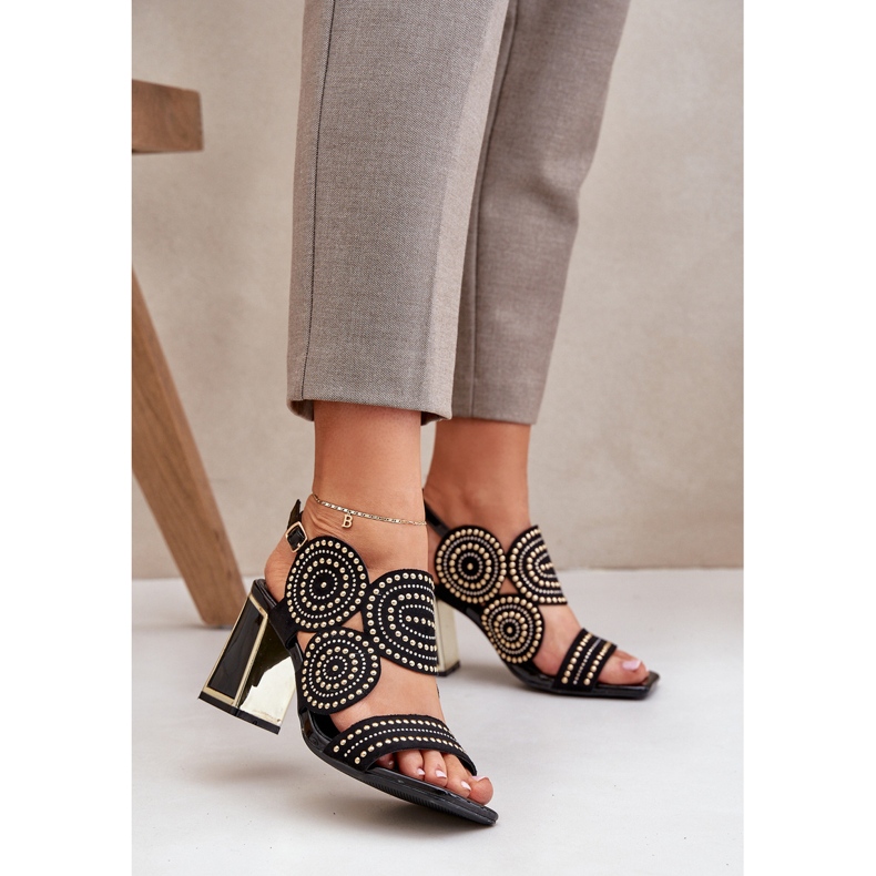 Sisustetut sandaalit mustassa pylväässä 2