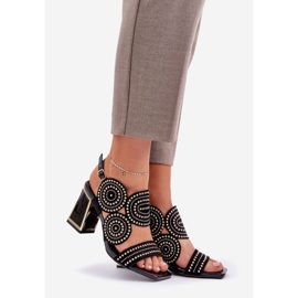 Sisustetut sandaalit mustassa pylväässä 1