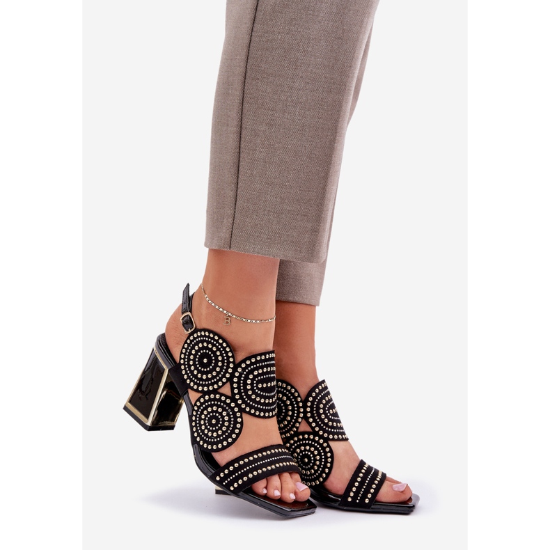 Sisustetut sandaalit mustassa pylväässä 1