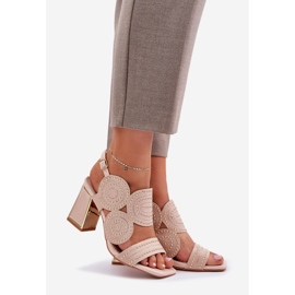 Sisustetut sandaalit postitse beige 1