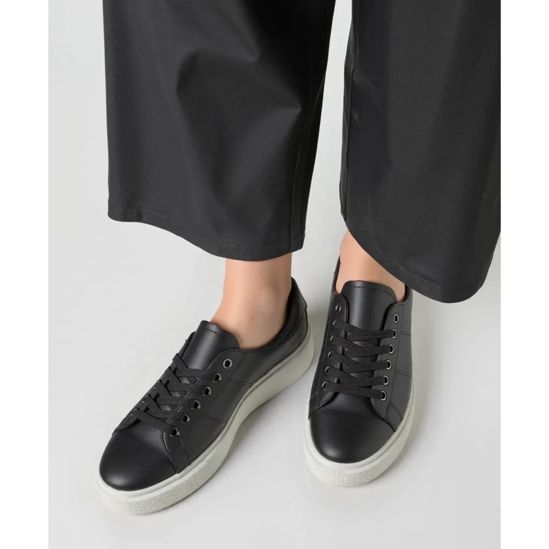 Naisten lenkkarit maanantaina kaikki mustat 1