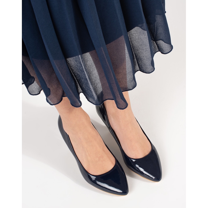 Tummansiniset lakatut korkokengät sininen 2