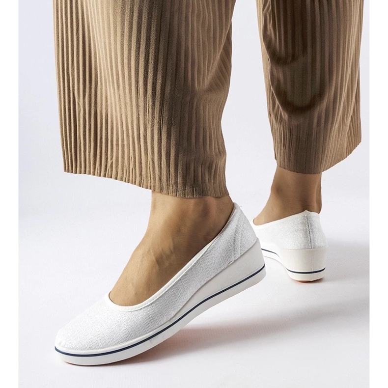 D/GMR Kiiltävät ecru-balettitassut Morrison-kiilalla beige 2