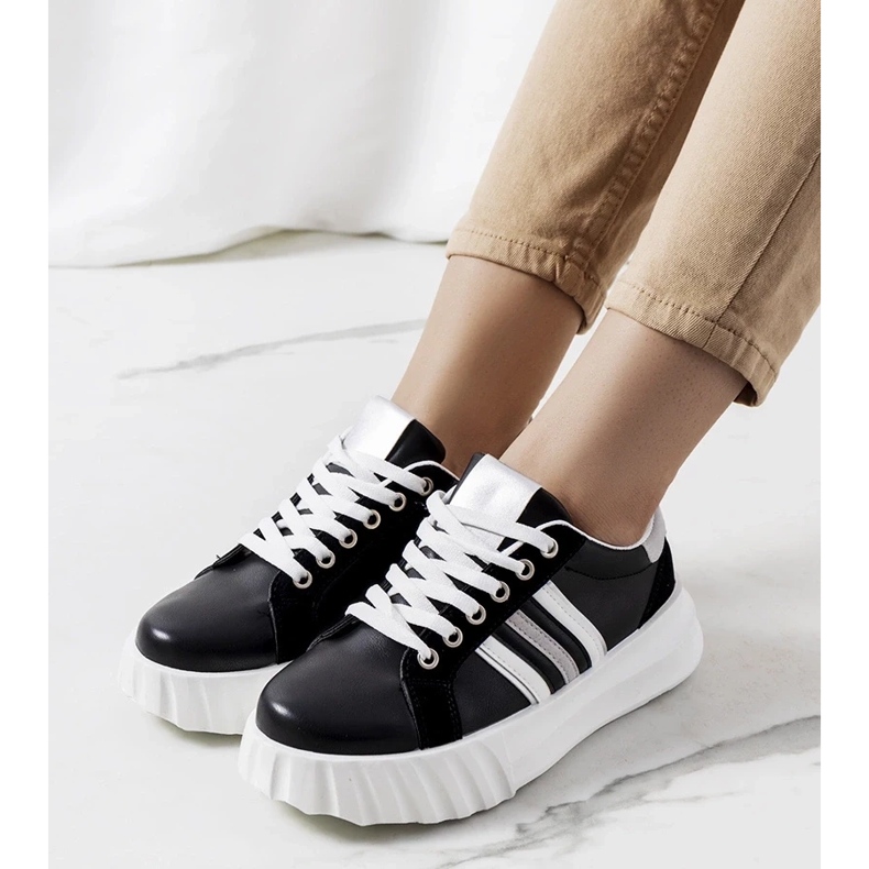 D/GMR Mustat tennarit Prinsep-alustalla 1