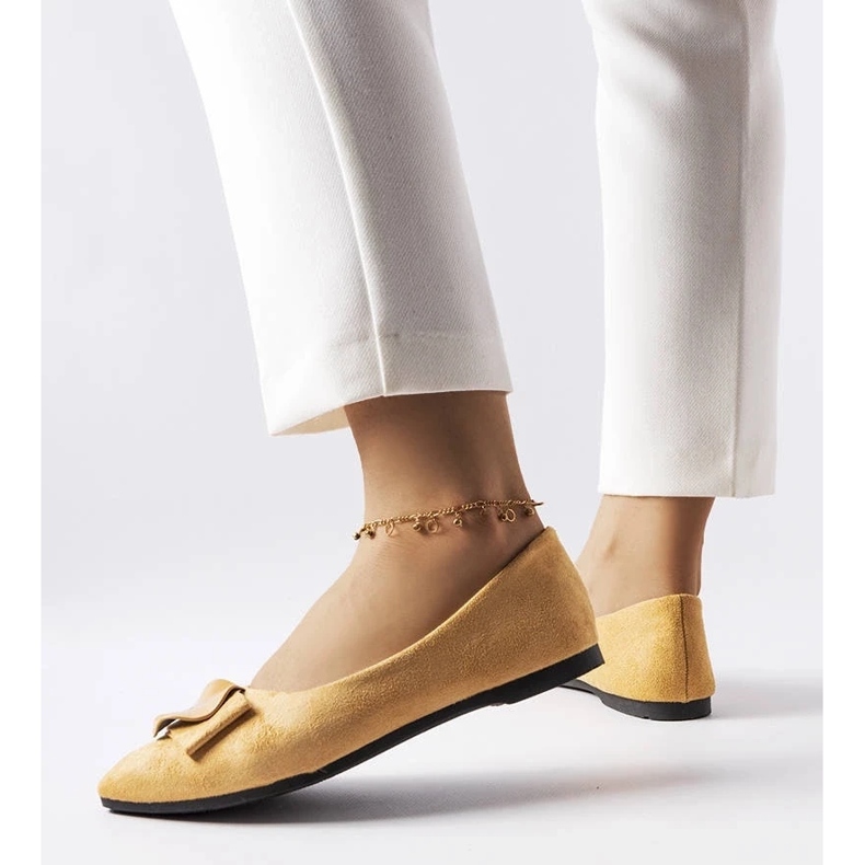 D/GMR Beiget balerinat, jotka on koristeltu Rémyn strassilla 1