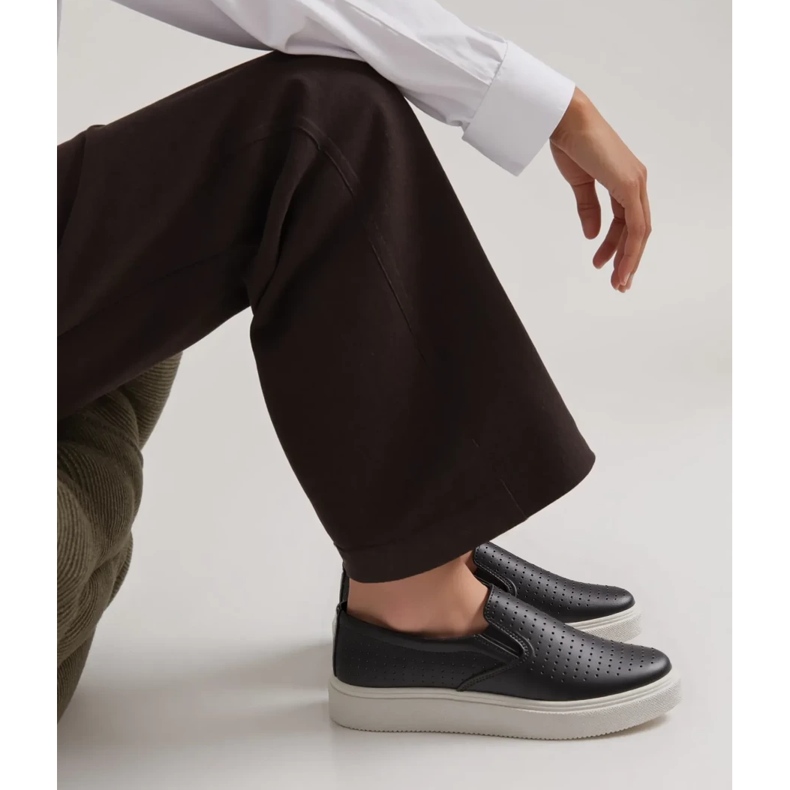 Towns Mustat harjakattoiset lenkkarit 2