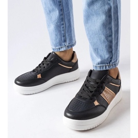 D/GMR Mustat ja kultaiset urheilulenkkarit Parmasta 1