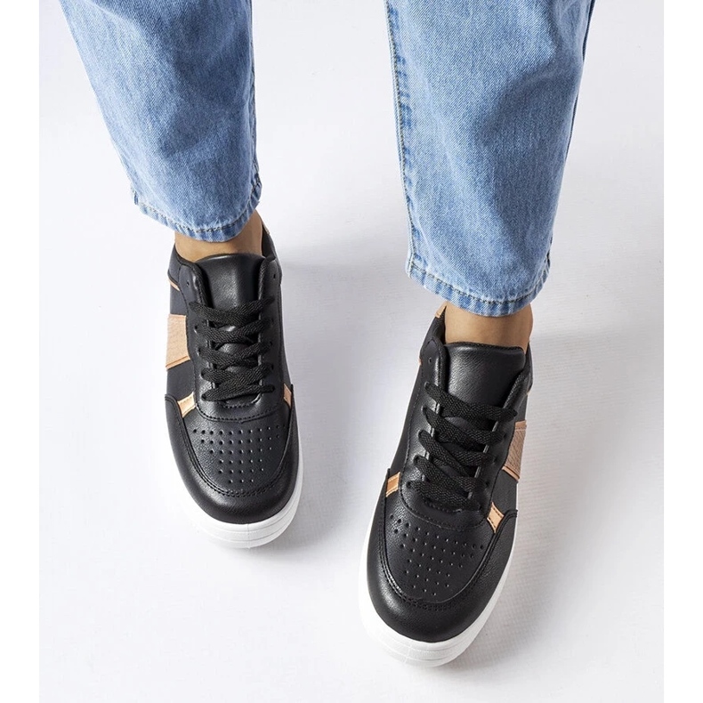 D/GMR Mustat ja kultaiset urheilulenkkarit Parmasta 2