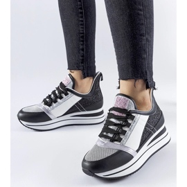 D/GMR Mustat kimaltelevat tennarit Marce-alustalla 1