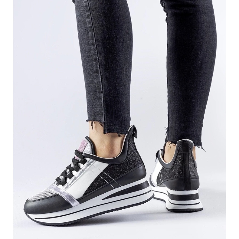 D/GMR Mustat kimaltelevat tennarit Marce-alustalla 2