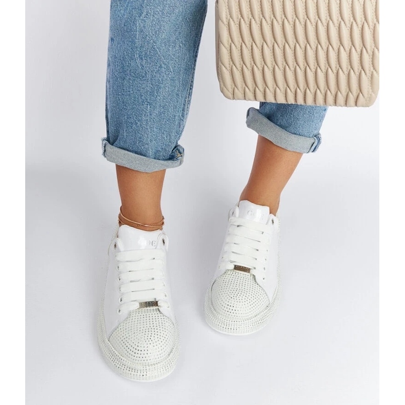 D/GMR Valkoiset lenkkarit strassilla Goe NN2N4011 2