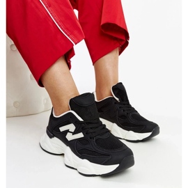 D/GMR Mustat tennarit, joissa massiivinen Gergely-pohja 1