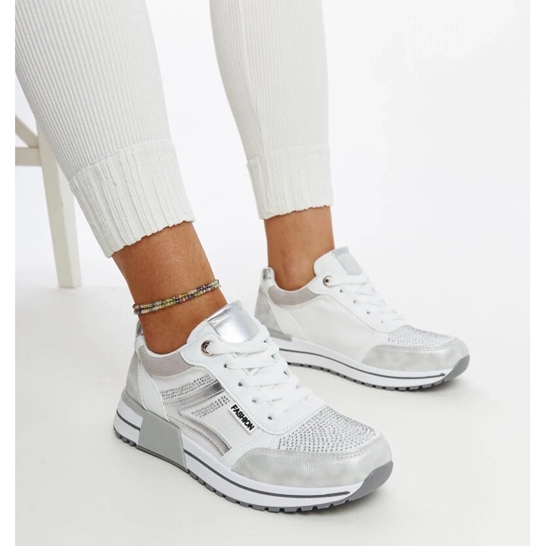 D/GMR Hopeanväriset lenkkarit, joissa Maulin strassit 1