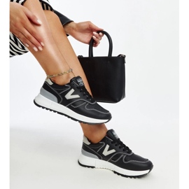 Mustat tennarit, joissa paksu Cettina-pohja 1