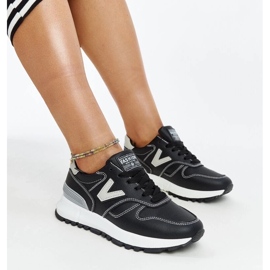 Mustat tennarit, joissa paksu Cettina-pohja 2