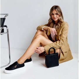 Musta nahkainen lenkkarit paksulla pohjalla Attia 2