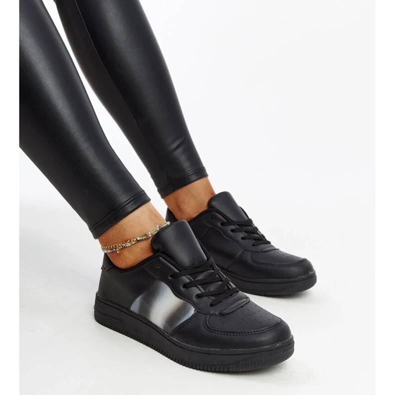 Mustat lenkkarit Asmarin -alustalla 2