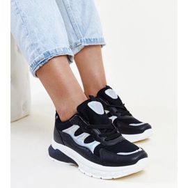 Mustat tennarit, joissa paksu Matea-pohja 2