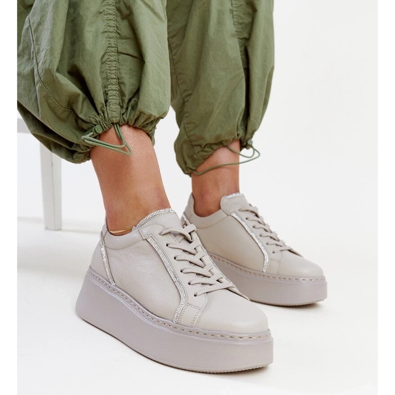 Tumman beige-nahkaiset lenkkarit strassit Karino 2