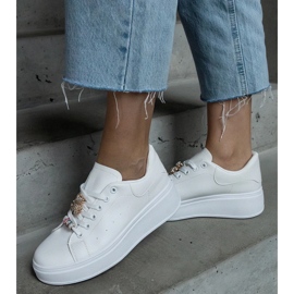 D/CEO Valkoiset lenkkarit, jotka on koristeltu Mavien-nallekarhulla valkoinen 1