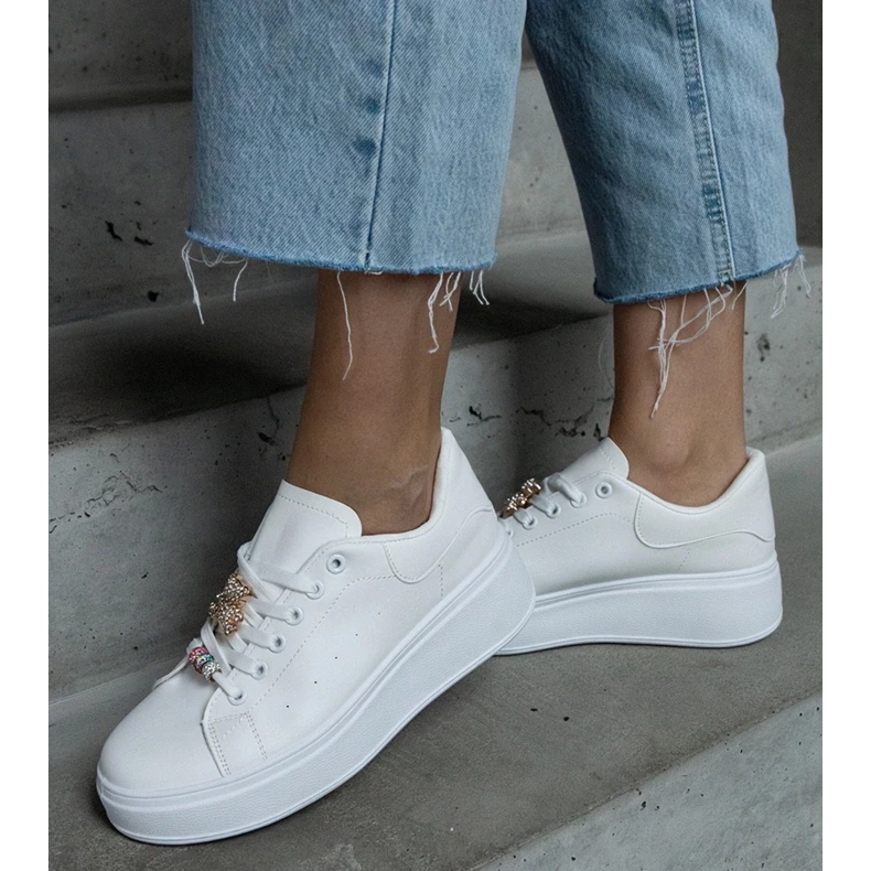 D/CEO Valkoiset lenkkarit, jotka on koristeltu Mavien-nallekarhulla valkoinen 1